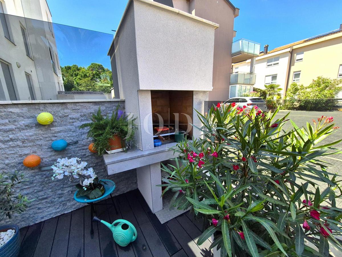 Njivice, pritlični apartma v bližini plaže