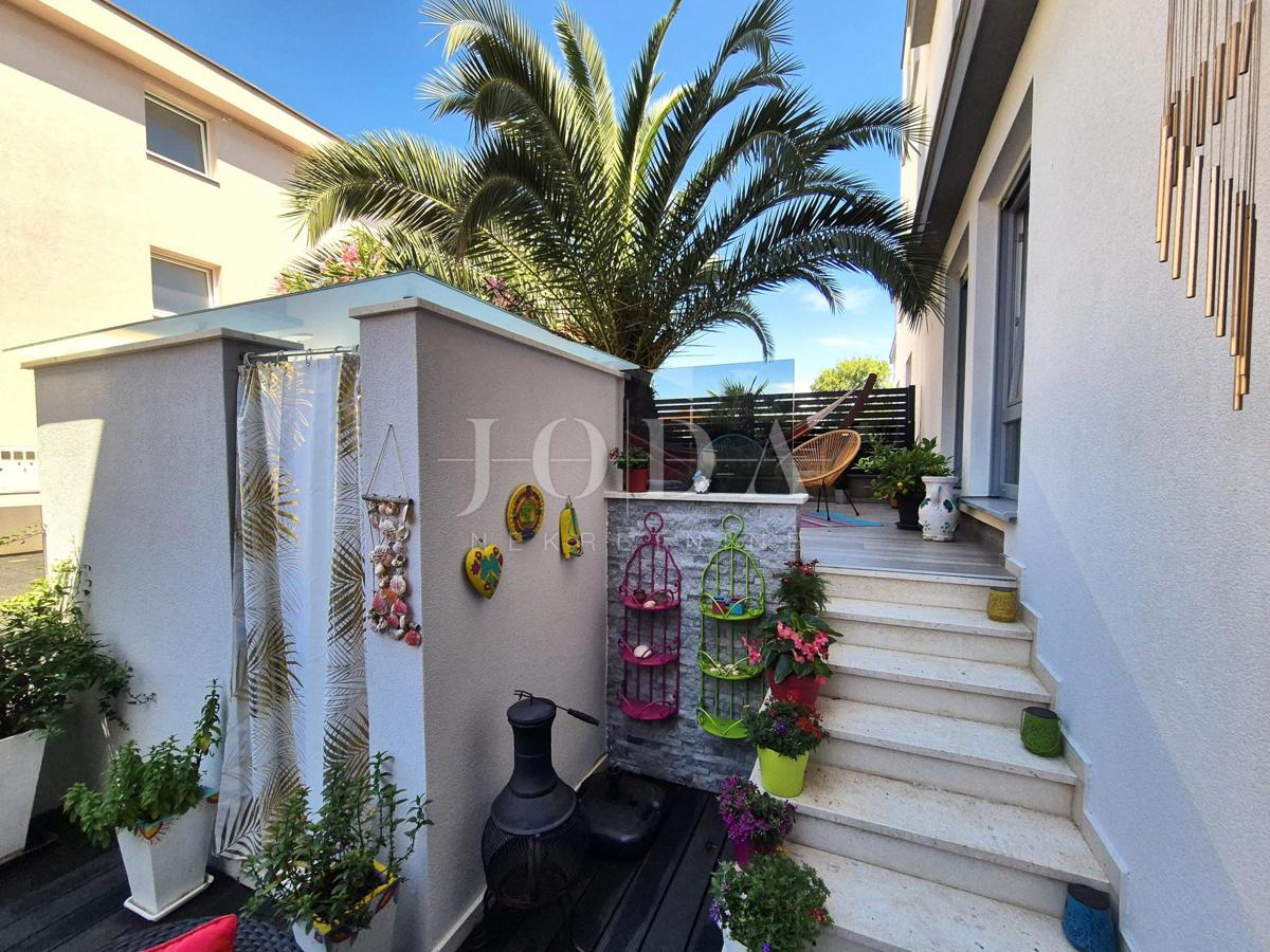 Njivice, pritlični apartma v bližini plaže