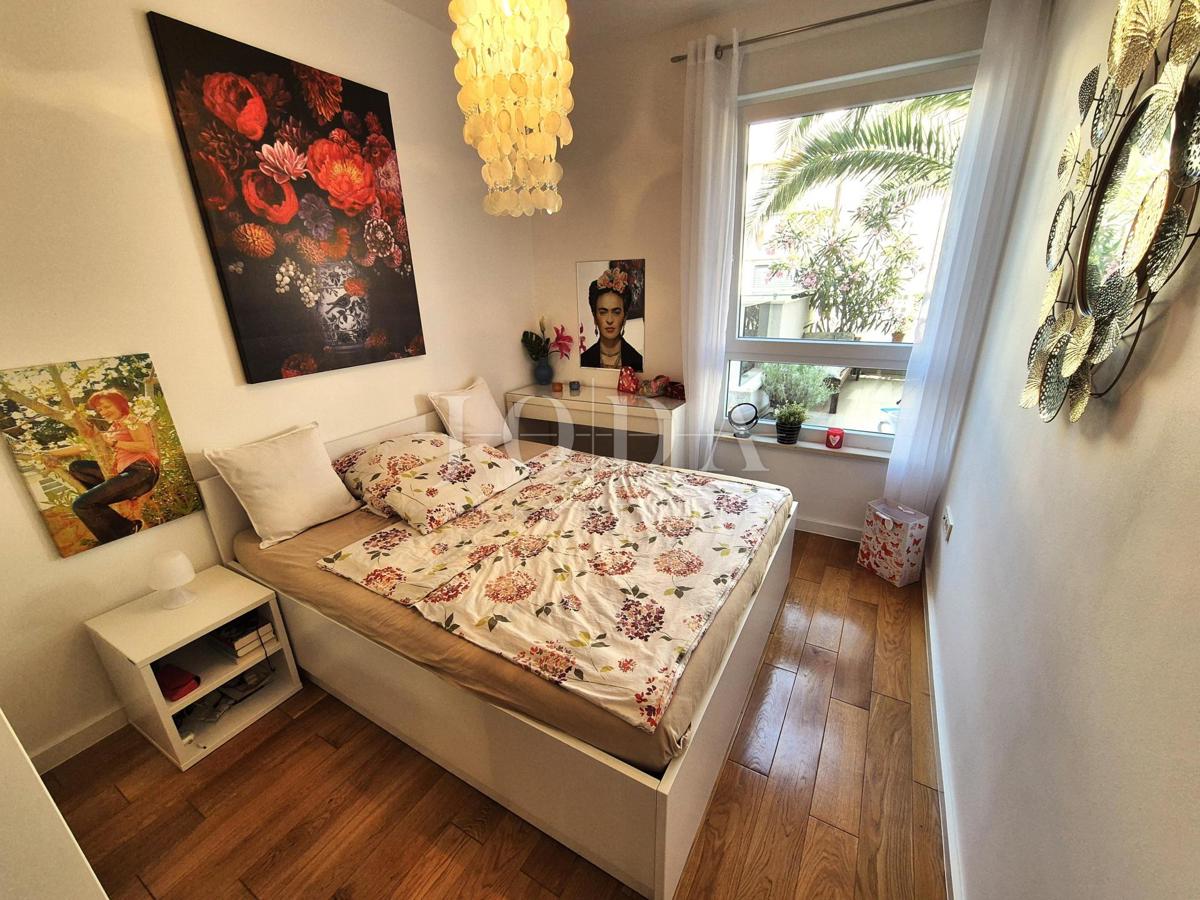 Njivice, pritlični apartma v bližini plaže