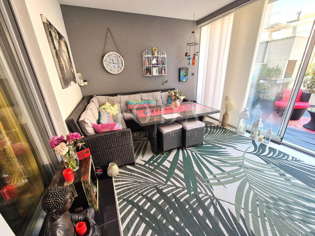 Njivice, pritlični apartma v bližini plaže