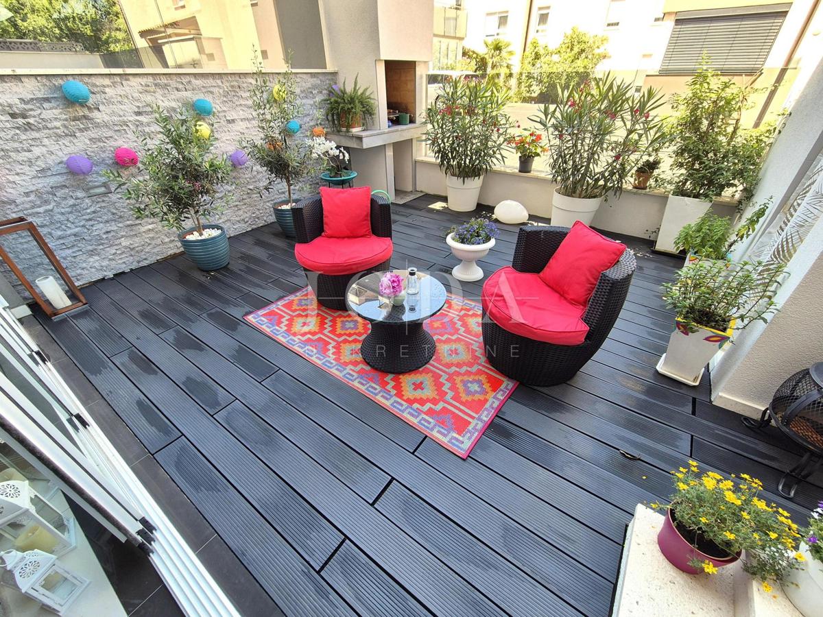 Njivice, pritlični apartma v bližini plaže