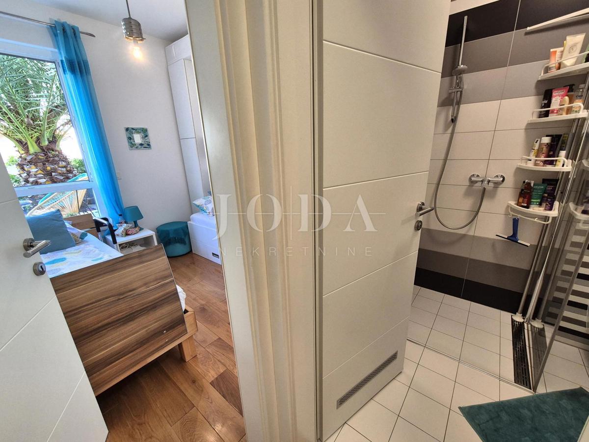 Njivice, pritlični apartma v bližini plaže