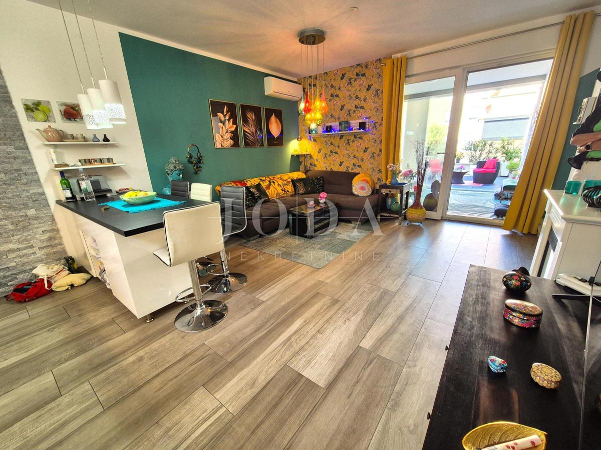 Njivice, pritlični apartma v bližini plaže