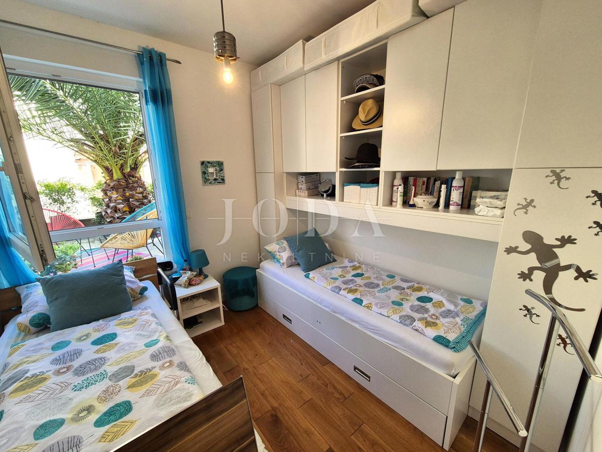 Njivice, pritlični apartma v bližini plaže