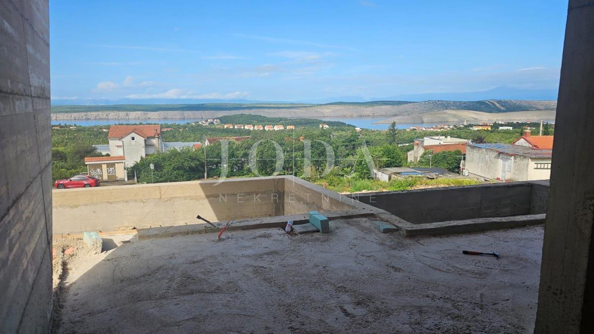 Jadranovo, sodobna dvostanovanjska hiša z bazenom v surovi gradnji