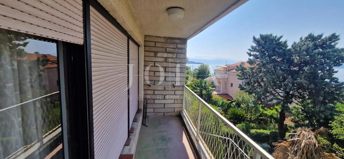 Crikvenica, hiša ob morju, idealna priložnost za obnovo, drugi red