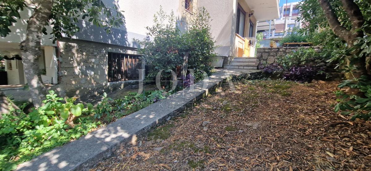 Crikvenica, hiša ob morju, idealna priložnost za obnovo, drugi red