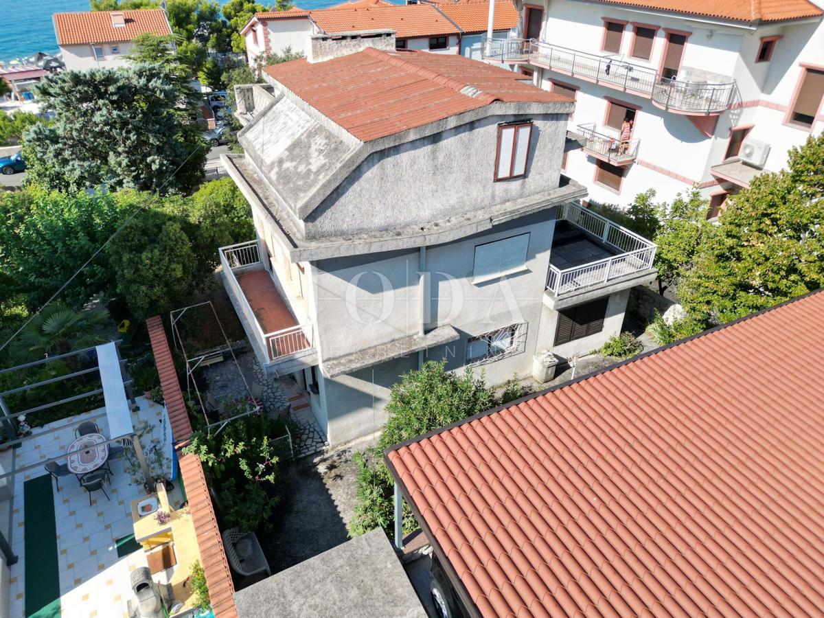 Crikvenica, hiša ob morju, idealna priložnost za obnovo, drugi red