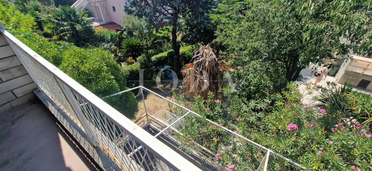 Crikvenica, hiša ob morju, idealna priložnost za obnovo, drugi red