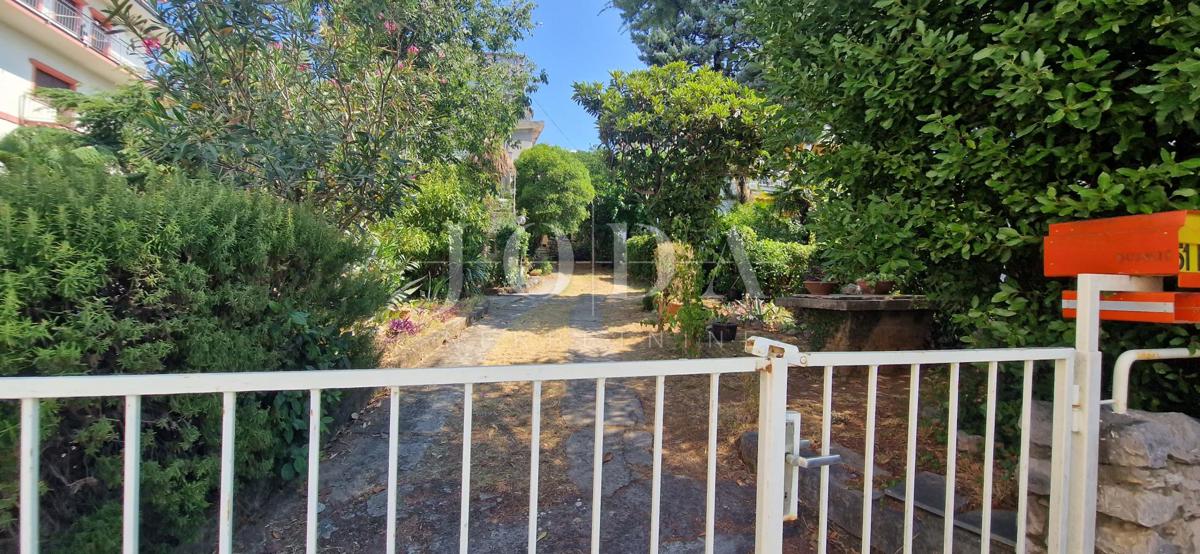 Crikvenica, hiša ob morju, idealna priložnost za obnovo, drugi red