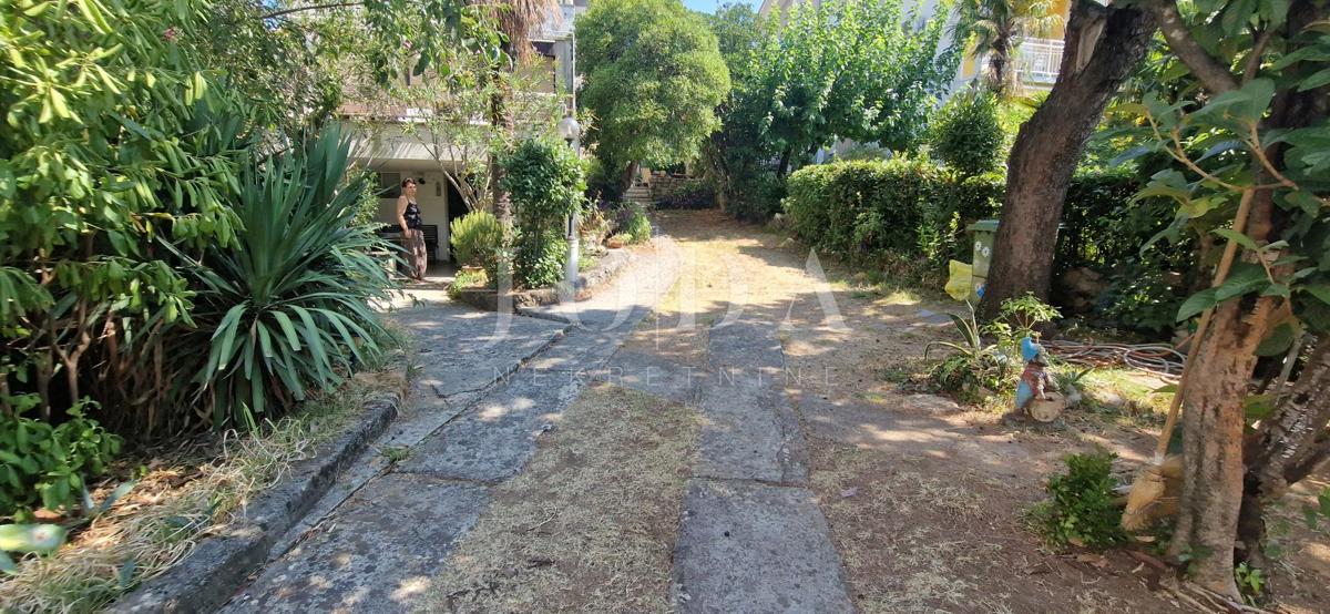Crikvenica, hiša ob morju, idealna priložnost za obnovo, drugi red