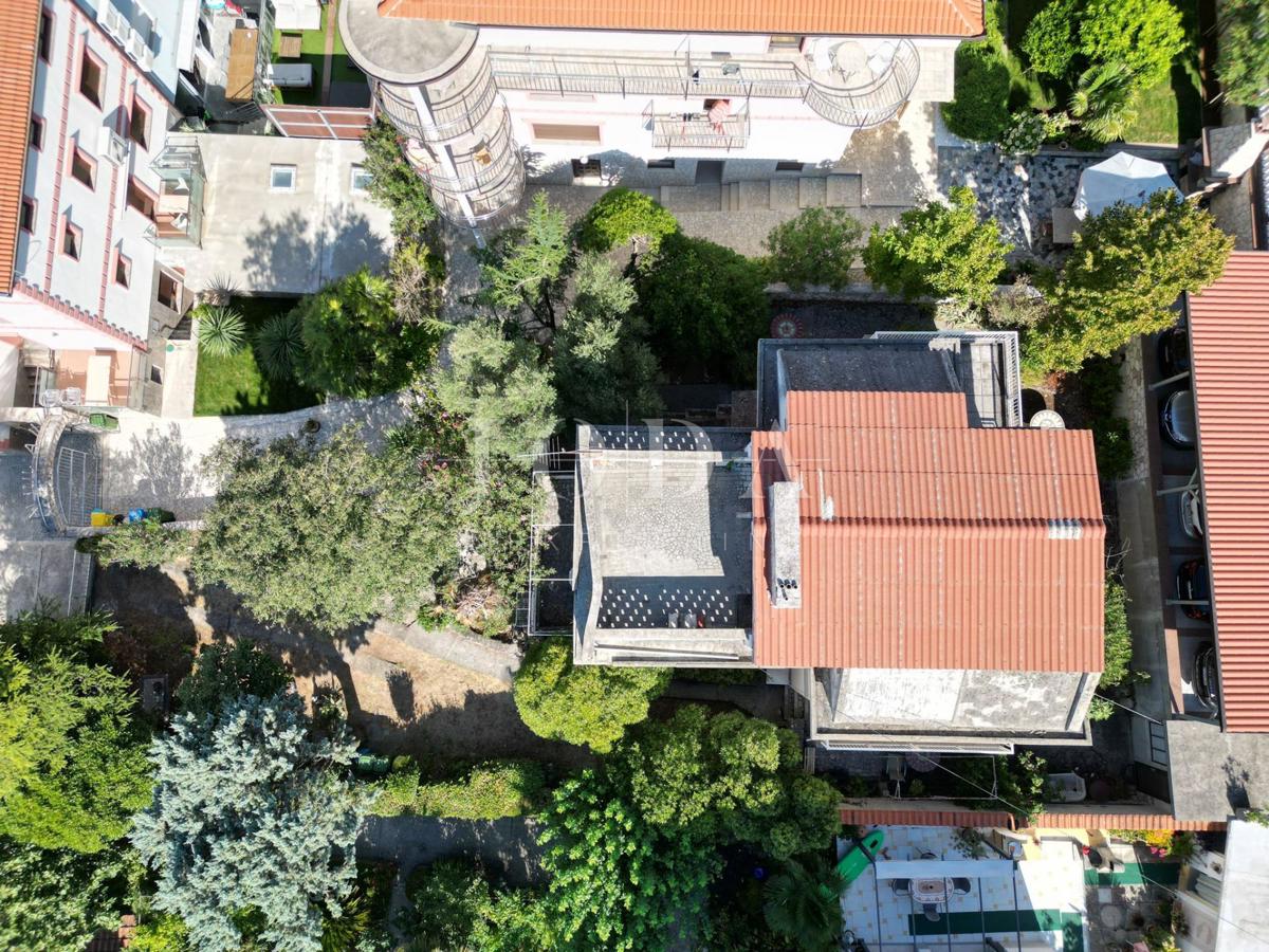 Crikvenica, hiša ob morju, idealna priložnost za obnovo, drugi red