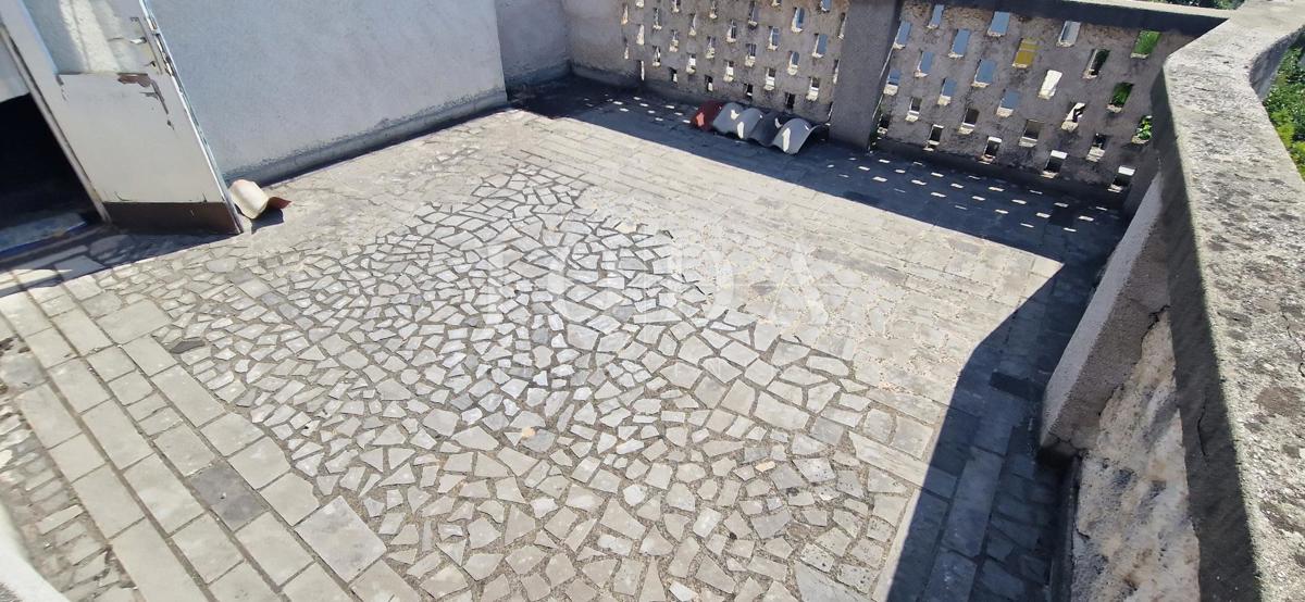 Crikvenica, hiša ob morju, idealna priložnost za obnovo, drugi red