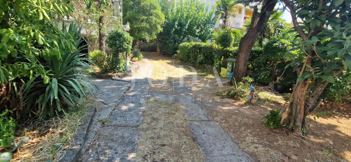 Crikvenica, hiša ob morju, idealna priložnost za obnovo, drugi red