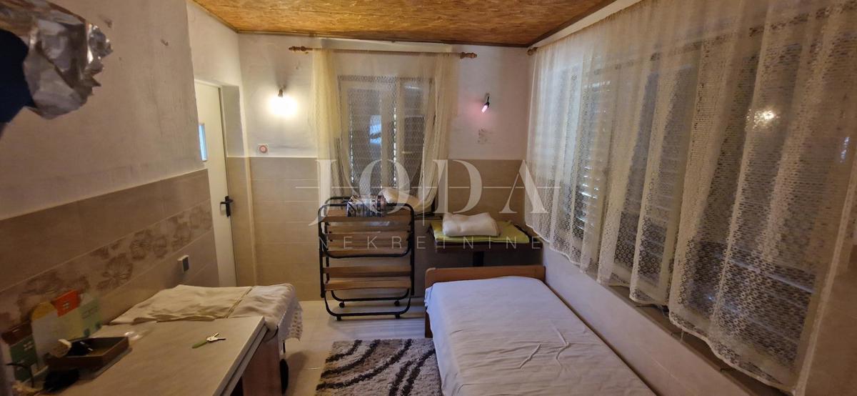 Crikvenica, hiša ob morju, idealna priložnost za obnovo, drugi red