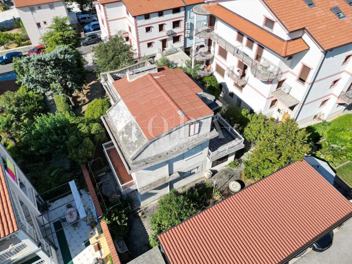 Crikvenica, hiša ob morju, idealna priložnost za obnovo, drugi red