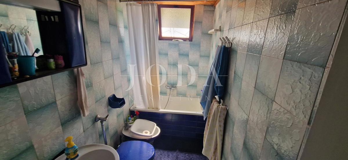 Crikvenica, hiša ob morju, idealna priložnost za obnovo, drugi red