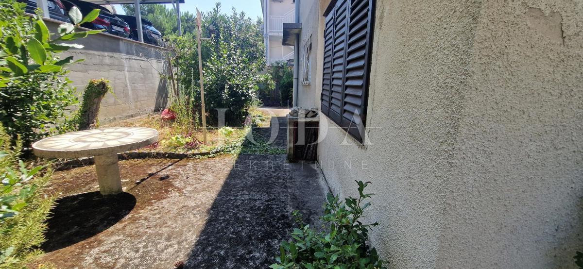 Crikvenica, hiša ob morju, idealna priložnost za obnovo, drugi red