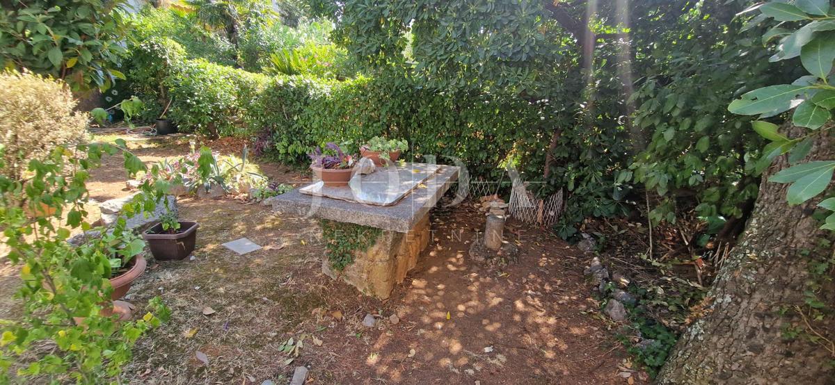 Crikvenica, hiša ob morju, idealna priložnost za obnovo, drugi red