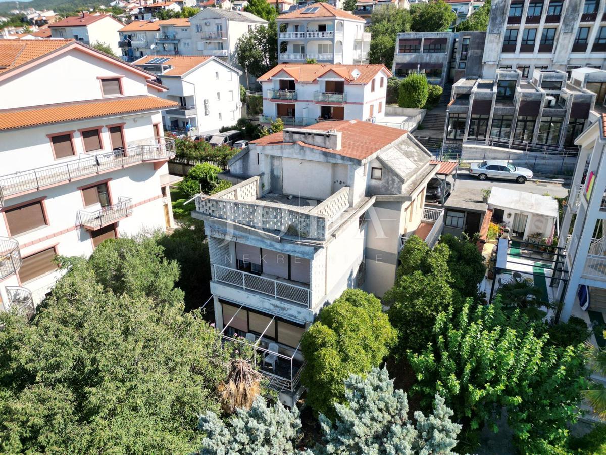 Crikvenica, hiša ob morju, idealna priložnost za obnovo, drugi red