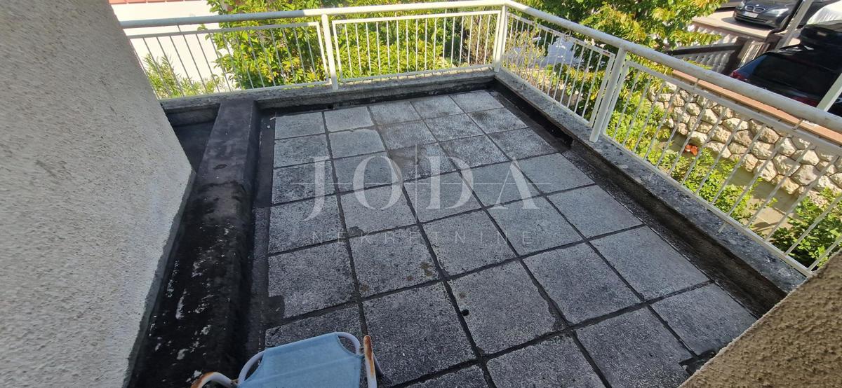 Crikvenica, hiša ob morju, idealna priložnost za obnovo, drugi red