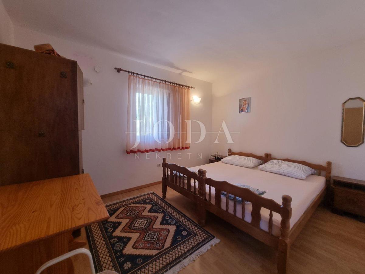 SENJ, hiša s štirimi stanovanjskimi enotami