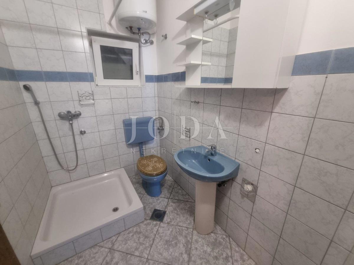 SENJ, hiša s štirimi stanovanjskimi enotami