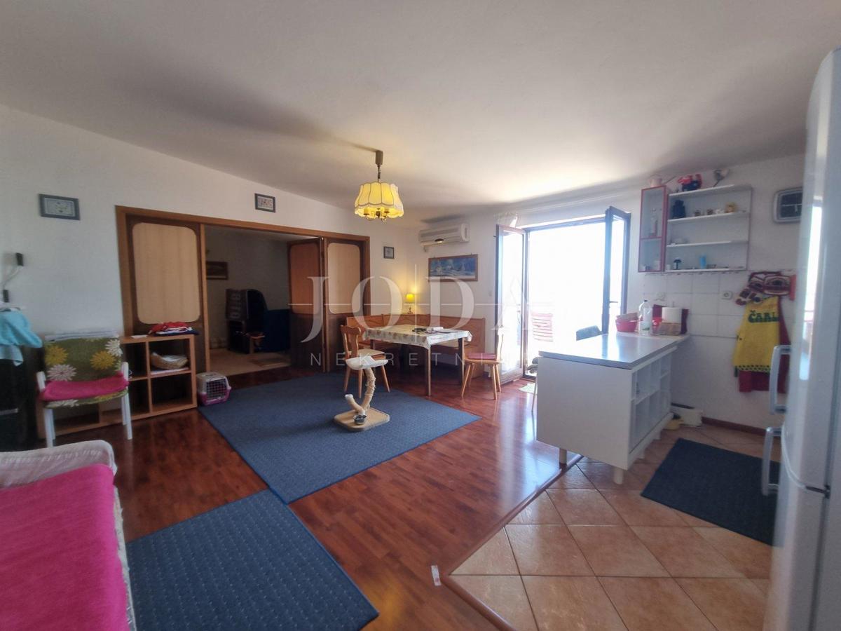 SENJ, hiša s štirimi stanovanjskimi enotami