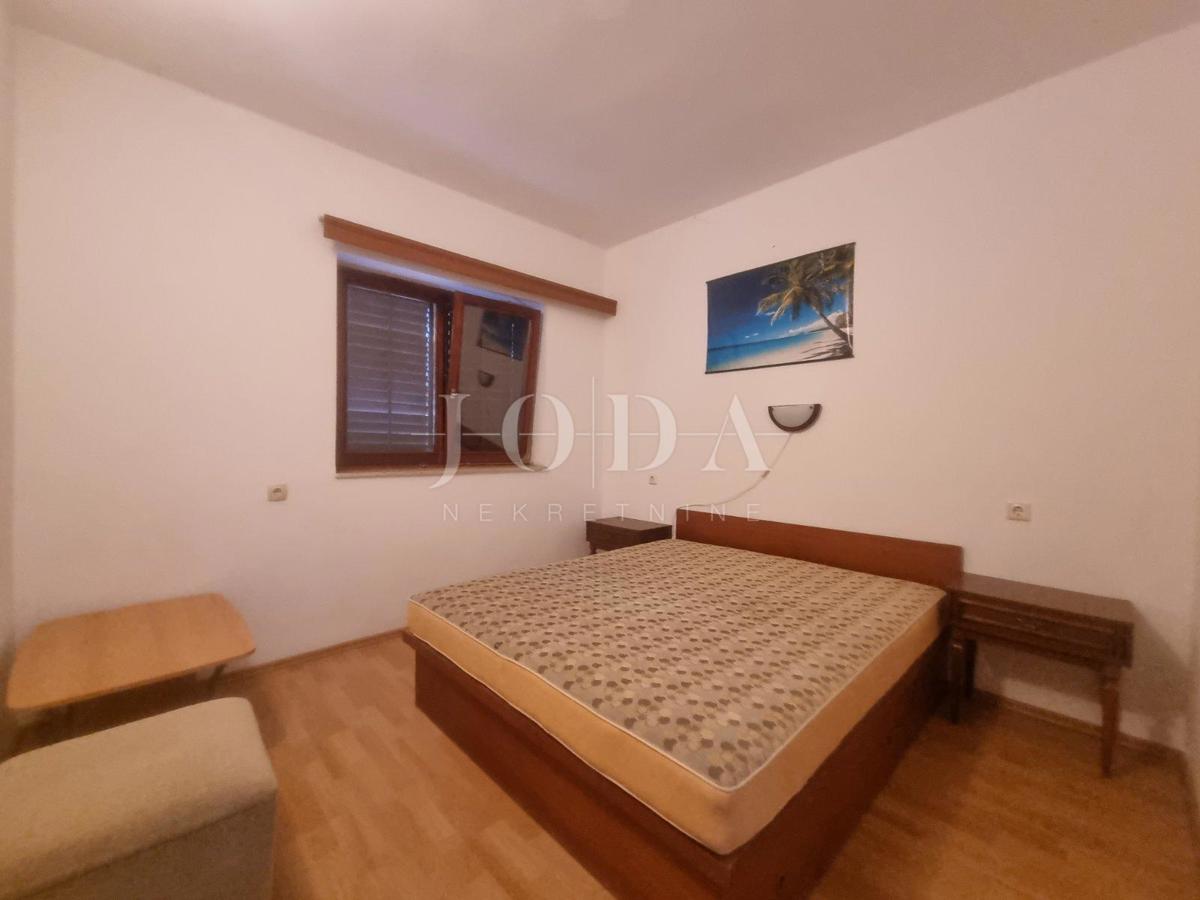 SENJ, hiša s štirimi stanovanjskimi enotami