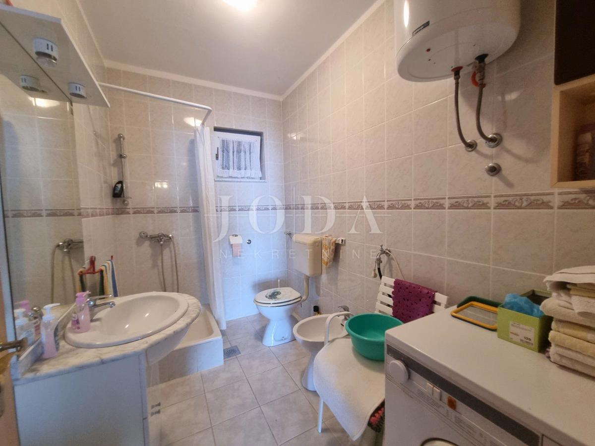 SENJ, hiša s štirimi stanovanjskimi enotami