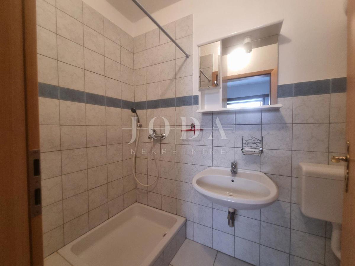 SENJ, hiša s štirimi stanovanjskimi enotami