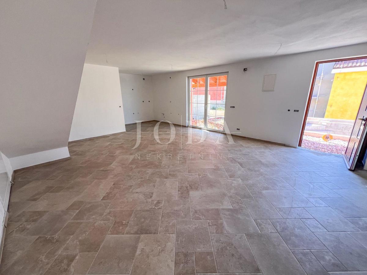 Novozgrajena hiša v Crikvenici z bazenom