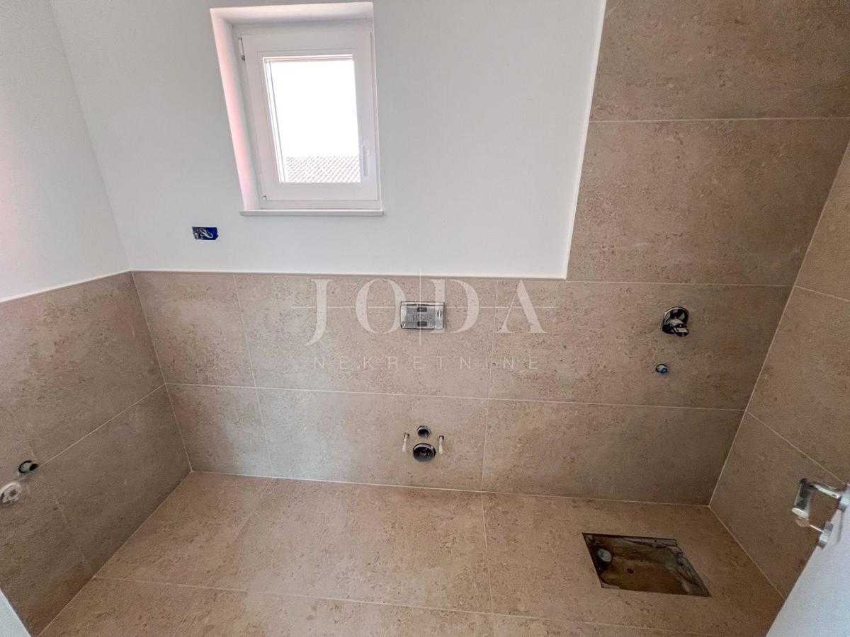 Novozgrajena hiša v Crikvenici z bazenom