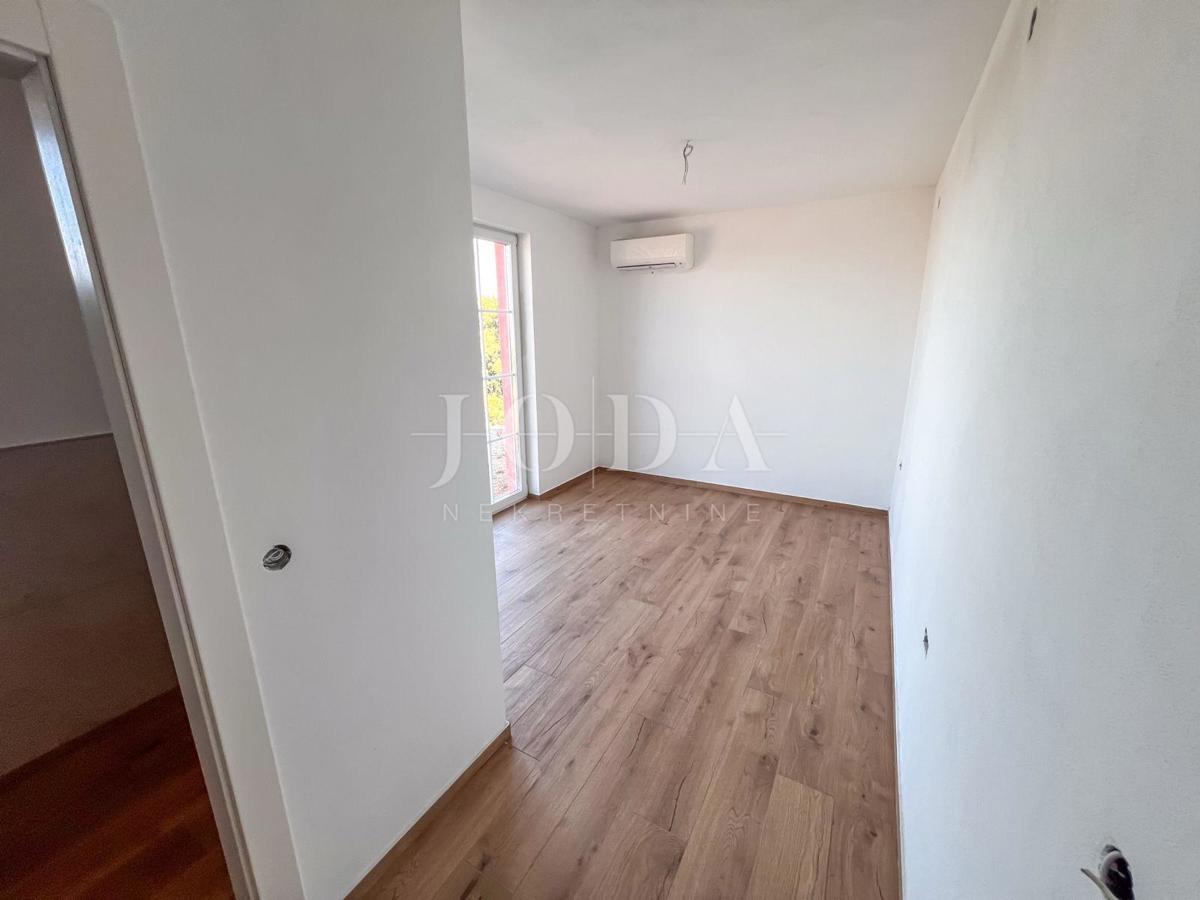 Novozgrajena hiša v Crikvenici z bazenom