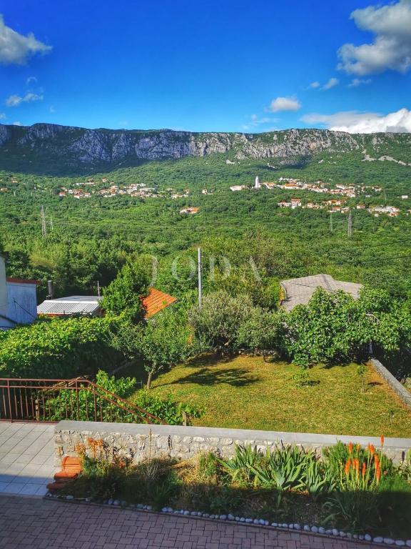 Bribir, dve povezani hiši z velikim dvoriščem na mirni lokaciji