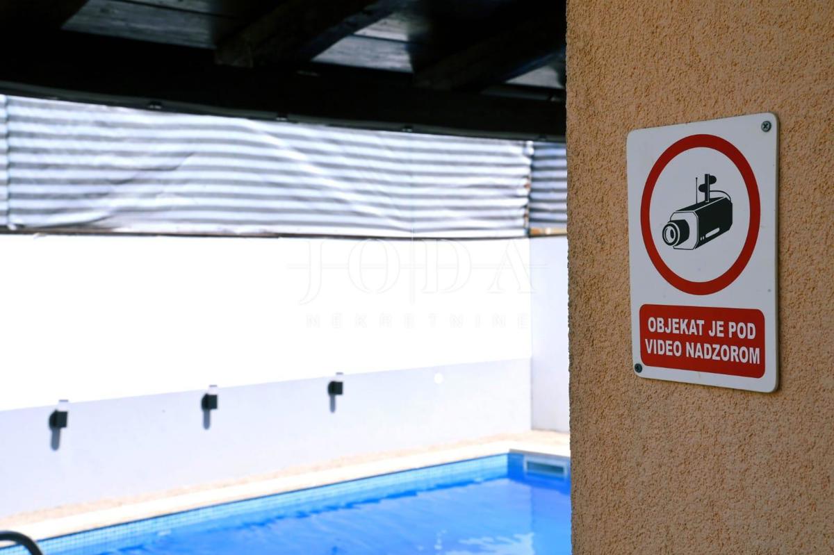 Otok Krk - Hiša z dvema apartmajema in bazenom