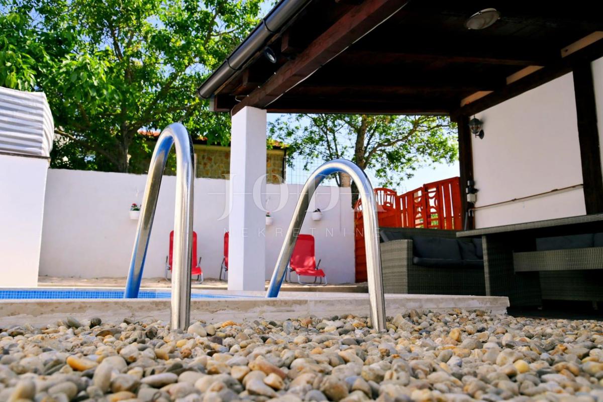 Otok Krk - Hiša z dvema apartmajema in bazenom