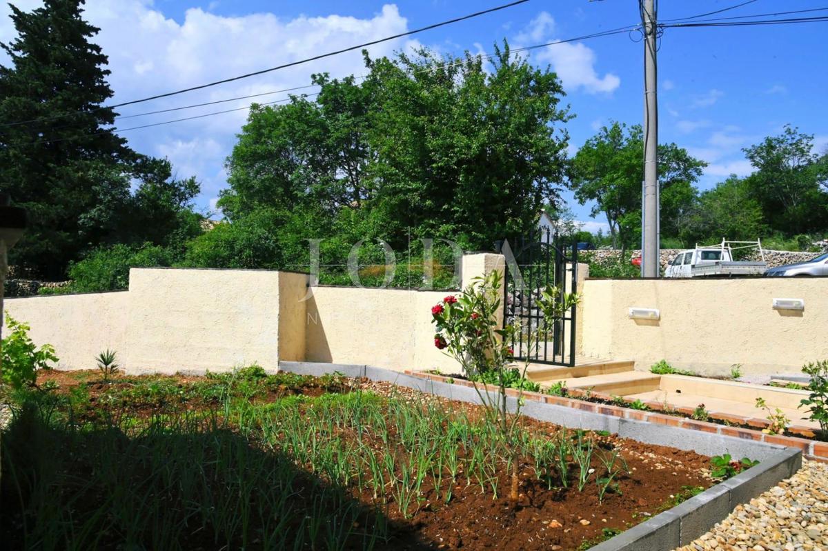 Otok Krk - Hiša z dvema apartmajema in bazenom