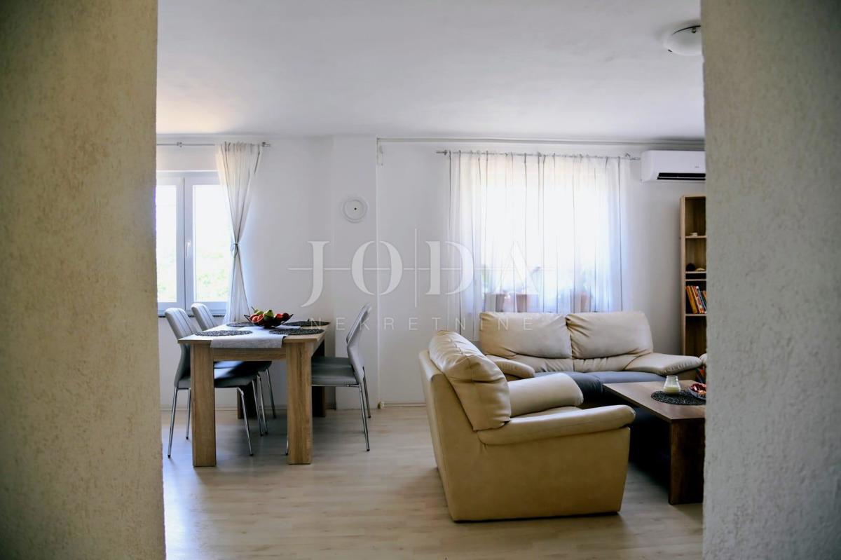 Otok Krk - Hiša z dvema apartmajema in bazenom