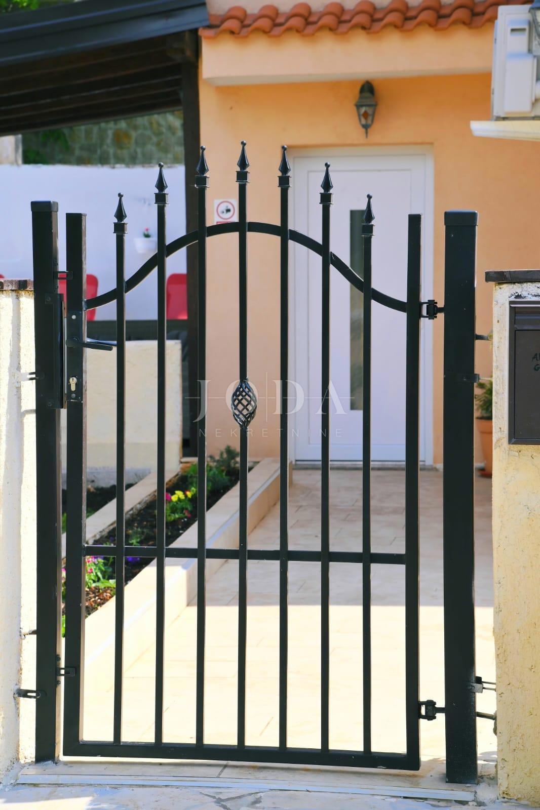 Otok Krk - Hiša z dvema apartmajema in bazenom