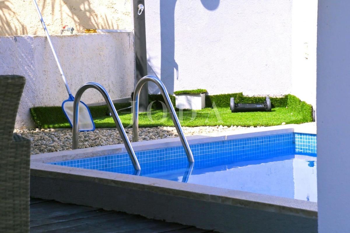 Otok Krk - Hiša z dvema apartmajema in bazenom