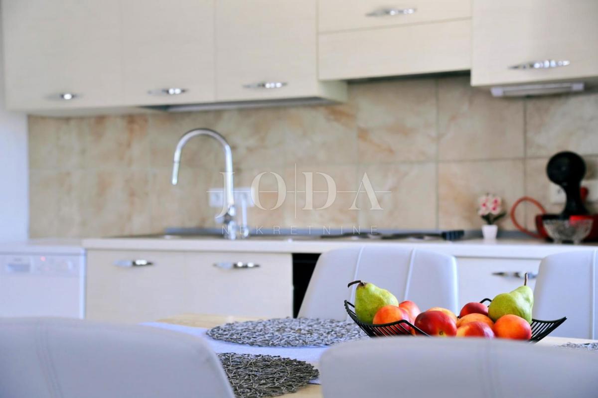 Otok Krk - Hiša z dvema apartmajema in bazenom