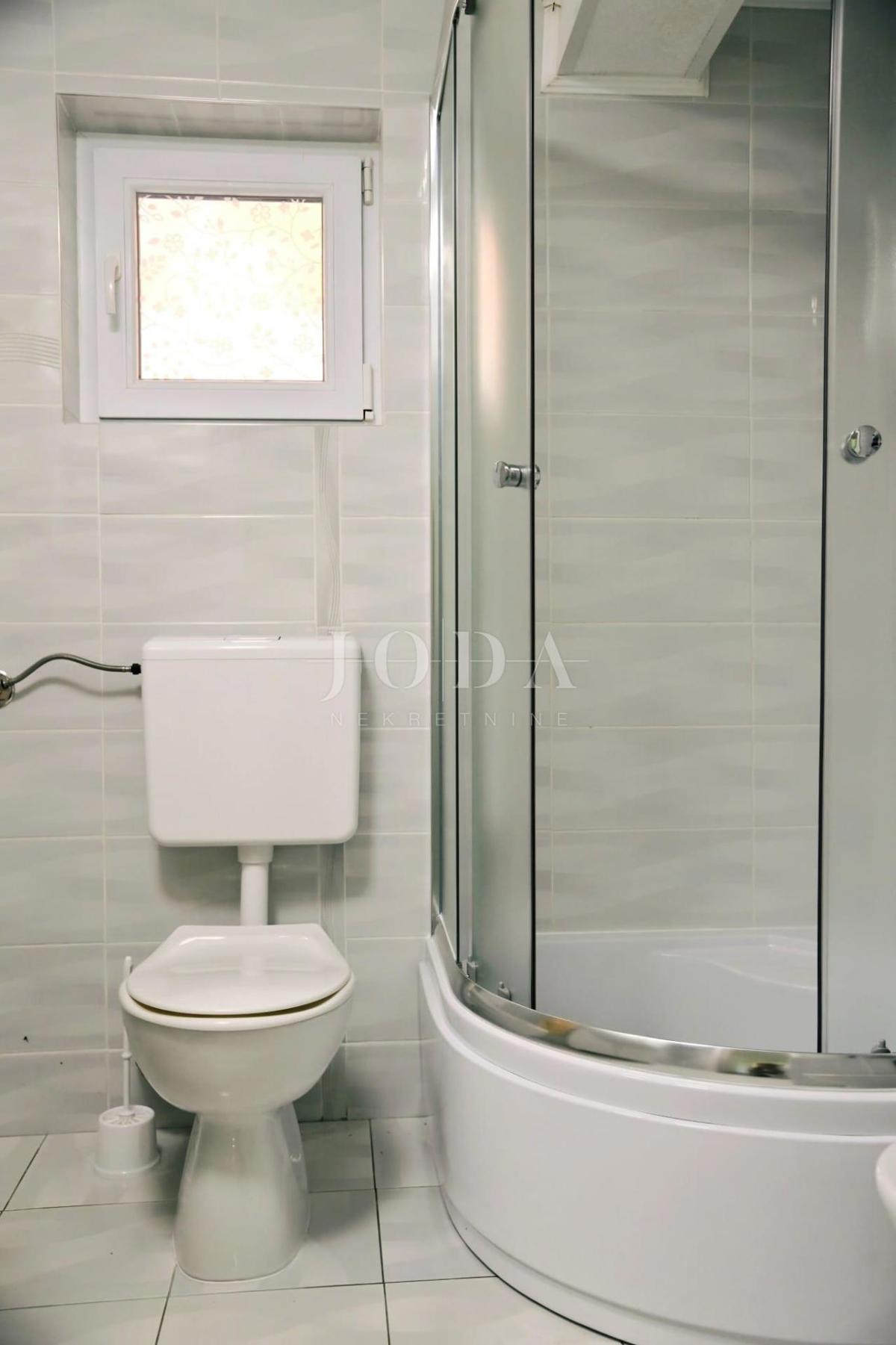 Otok Krk - Hiša z dvema apartmajema in bazenom