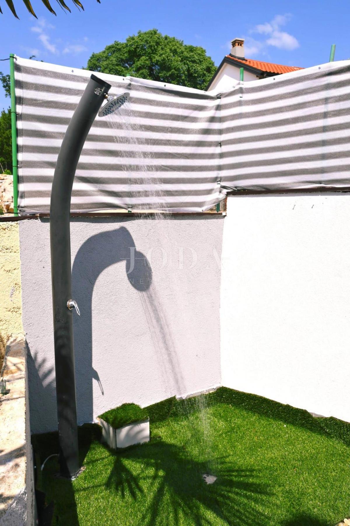 Otok Krk - Hiša z dvema apartmajema in bazenom