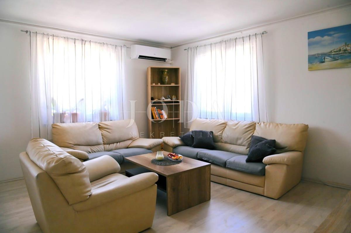 Otok Krk - Hiša z dvema apartmajema in bazenom