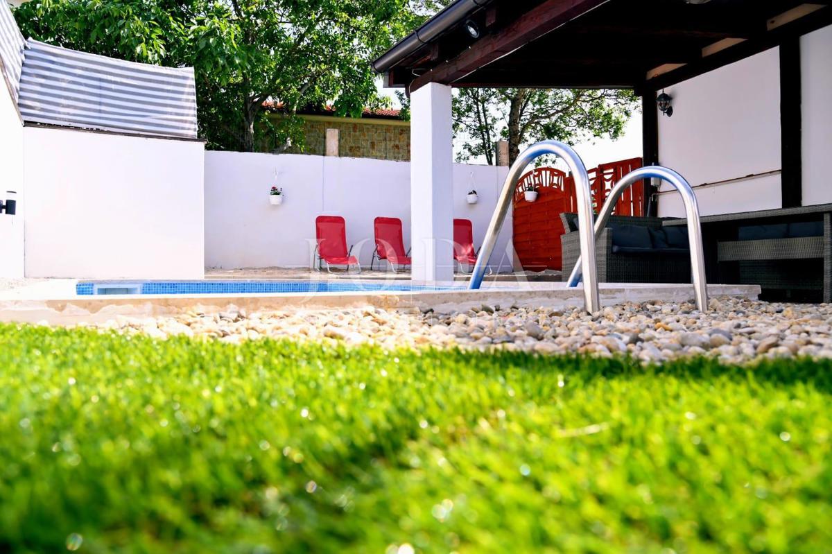 Otok Krk - Hiša z dvema apartmajema in bazenom