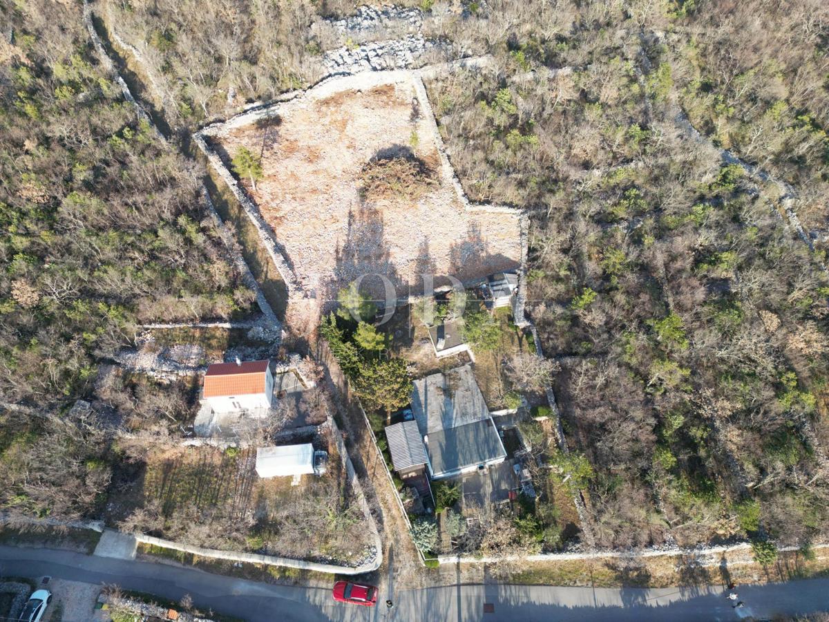 Jadranovo zemljišče z gradbenim dovoljenjem