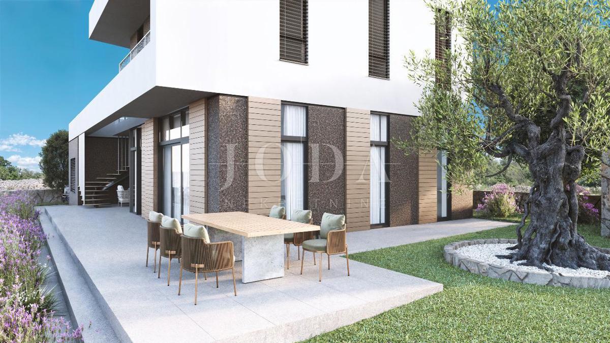 Jadranovo zemljišče z gradbenim dovoljenjem