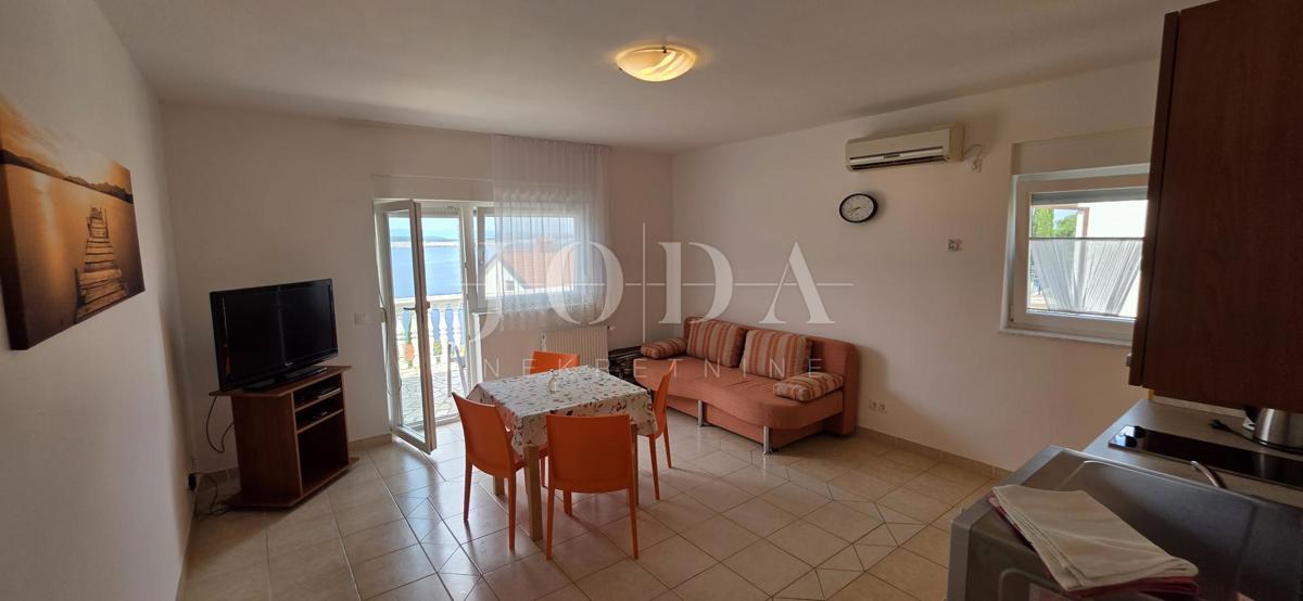 Hiša z apartmaji le 100 m od morja – odlična turistična priložnost!