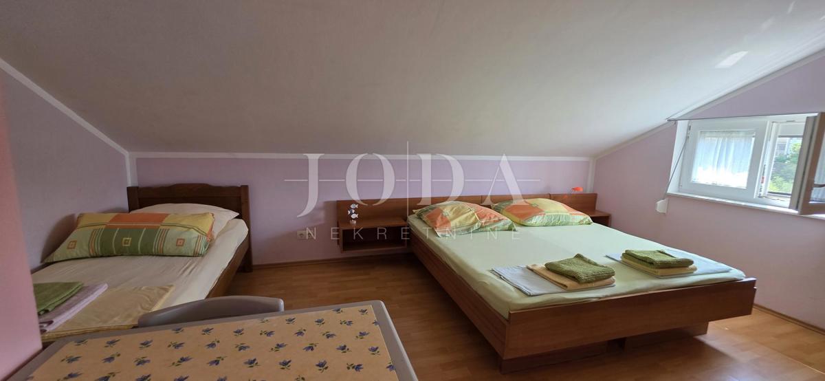 Hiša z apartmaji le 100 m od morja – odlična turistična priložnost!